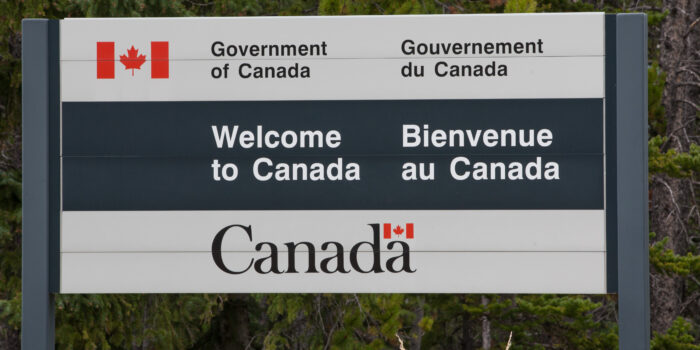 US Canada border crossing sign