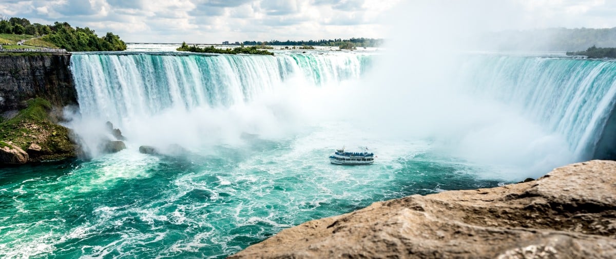 Niagara falls with boat on the water below