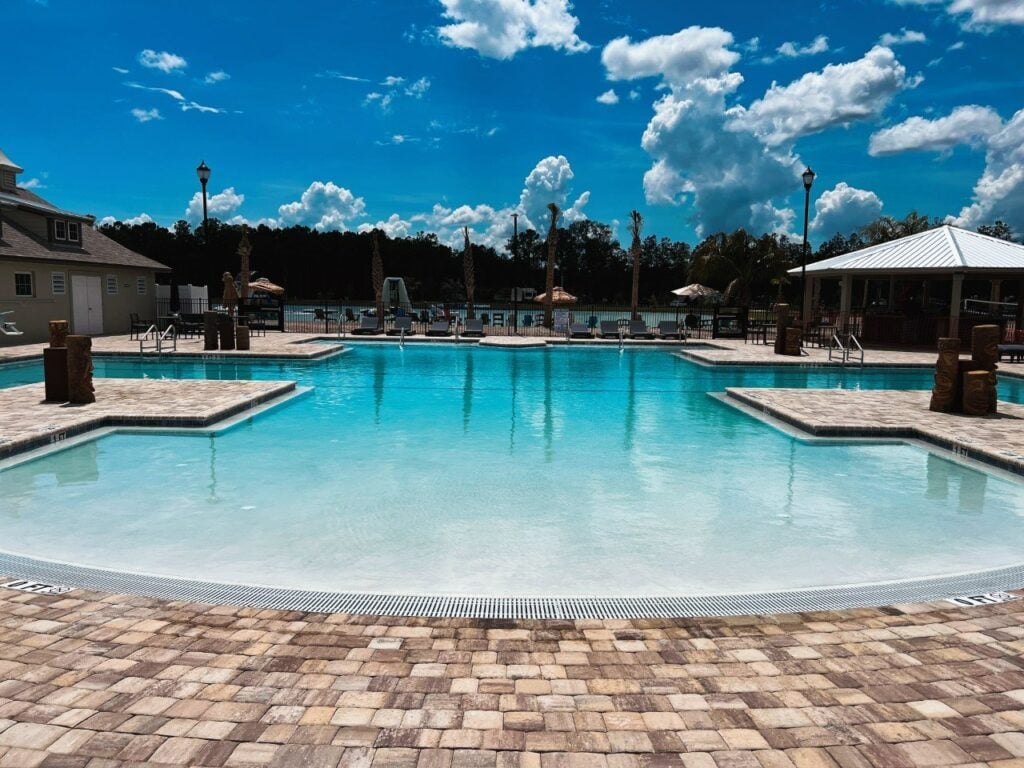 pool at Island Oaks RV Resort