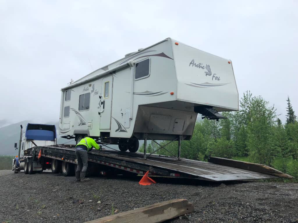 Fifth-wheel getting towed on the Alaska Highway (Image: @LiveWorkDream)